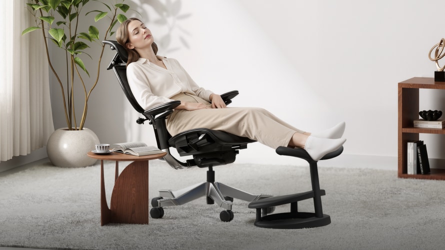 Lean back and fully unwind with the CF4 footrest.