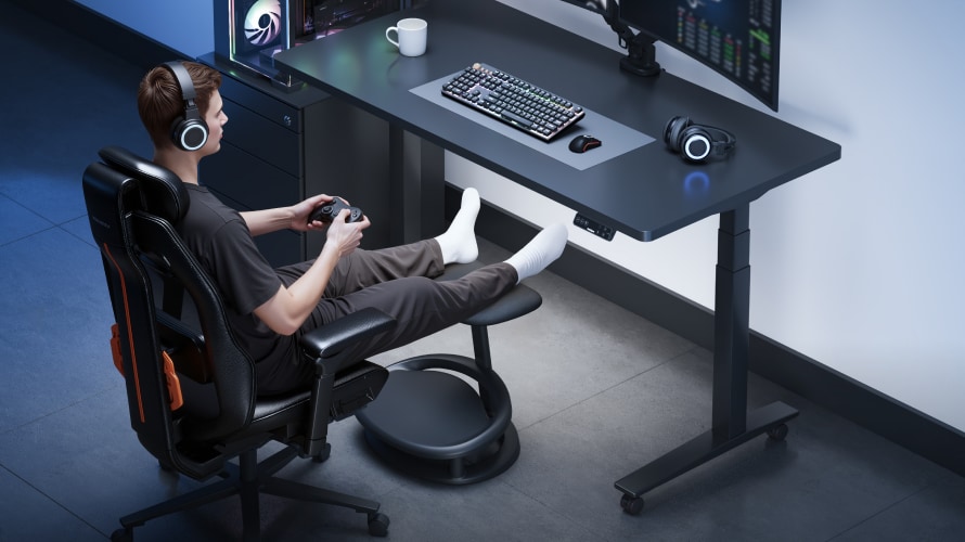 Game in a more relaxed position with the CF4 footrest.