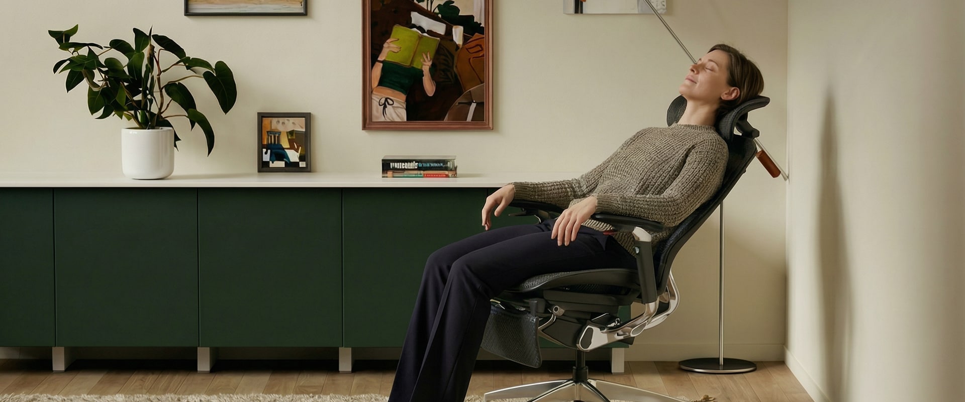 A woman comfortably reclining in the ergonomic chair Apollo