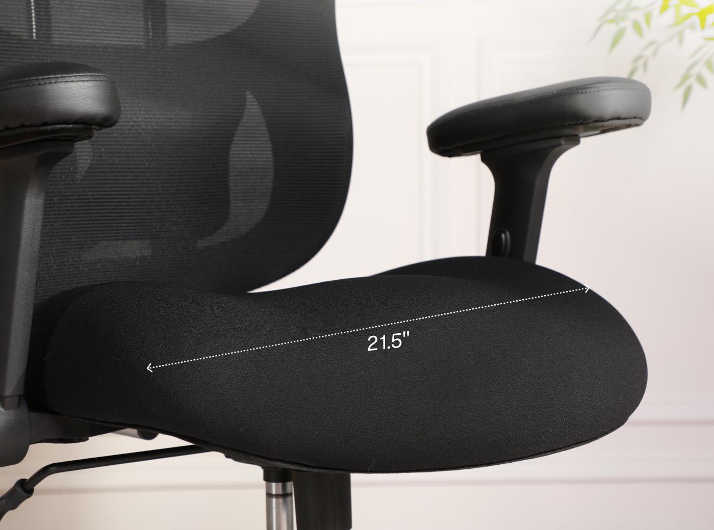 C3 ergonomic chair close‑up of widened 21.5‑inch seat cushion for ample sitting space